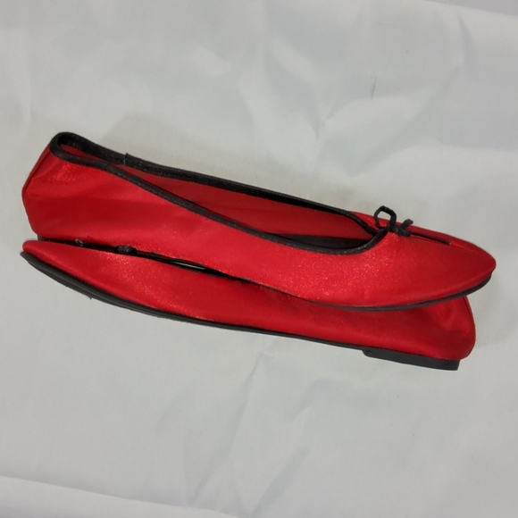 🍒 Red ballet flats with 🖤 black trim/bow details - Picture 5 of 7